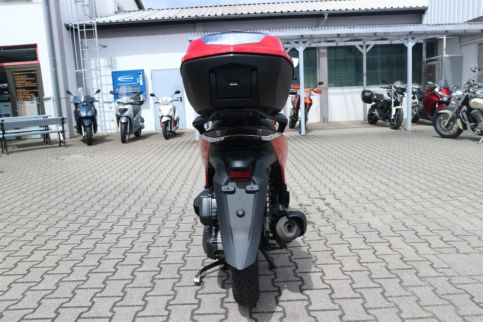 Honda SH150i Honda SH 150i mit einem Jahr Garantie, Roller ist Scheckheft gepflegt.