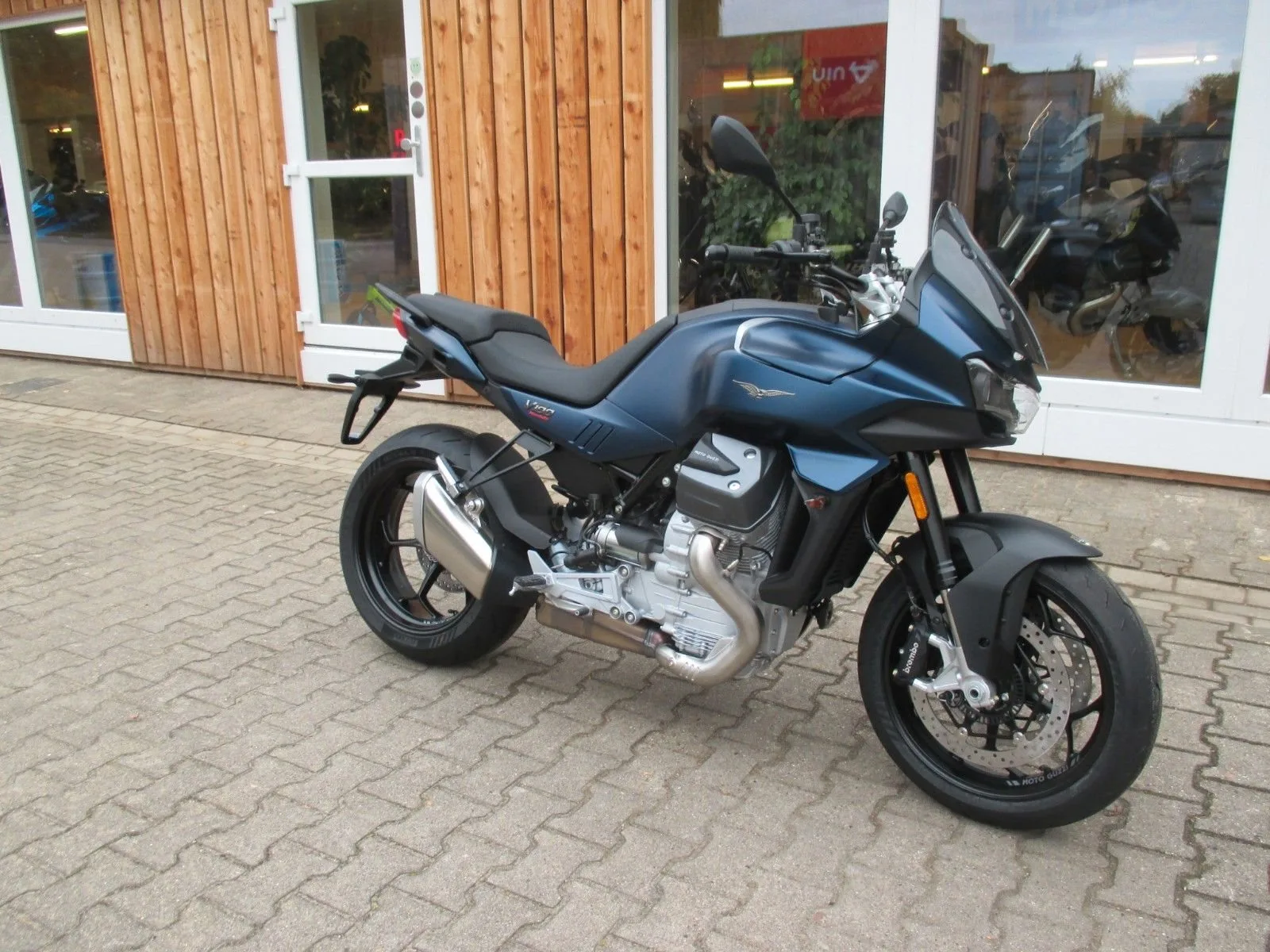 Moto Guzzi V100 Mandello E5+ Blue Oceano 2025