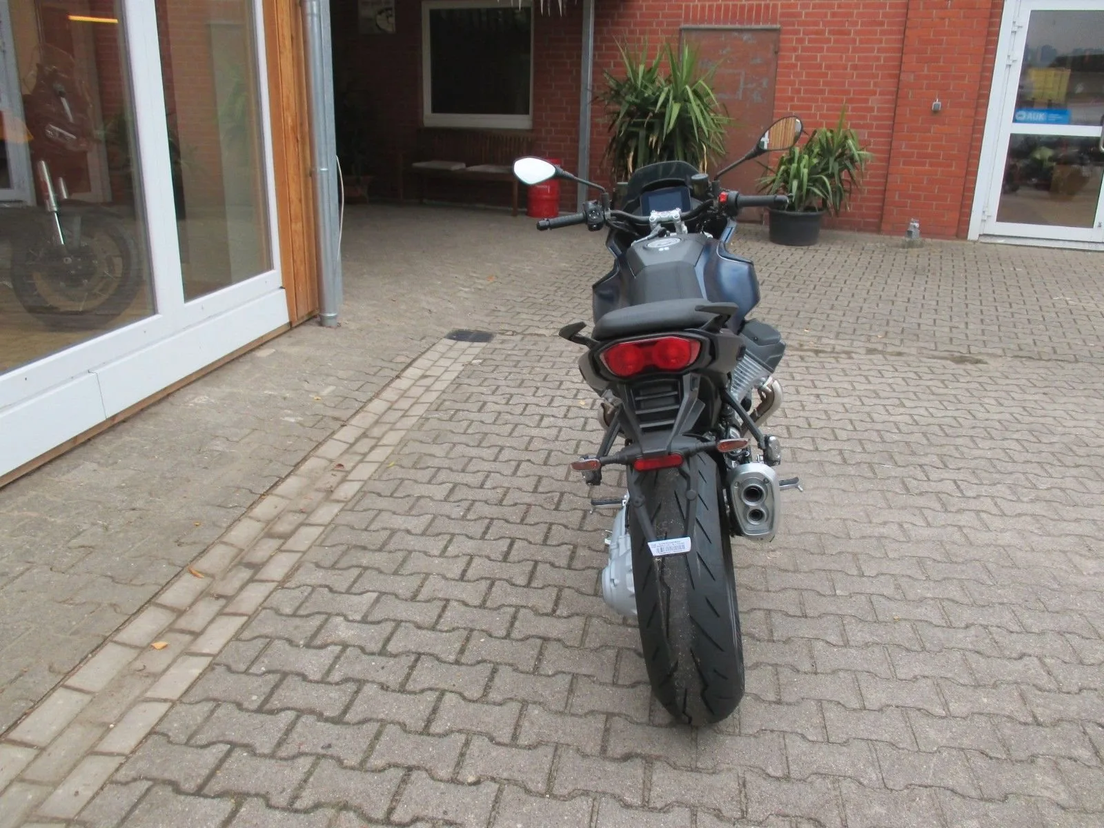 Moto Guzzi V100 Mandello E5+ Blue Oceano 2025