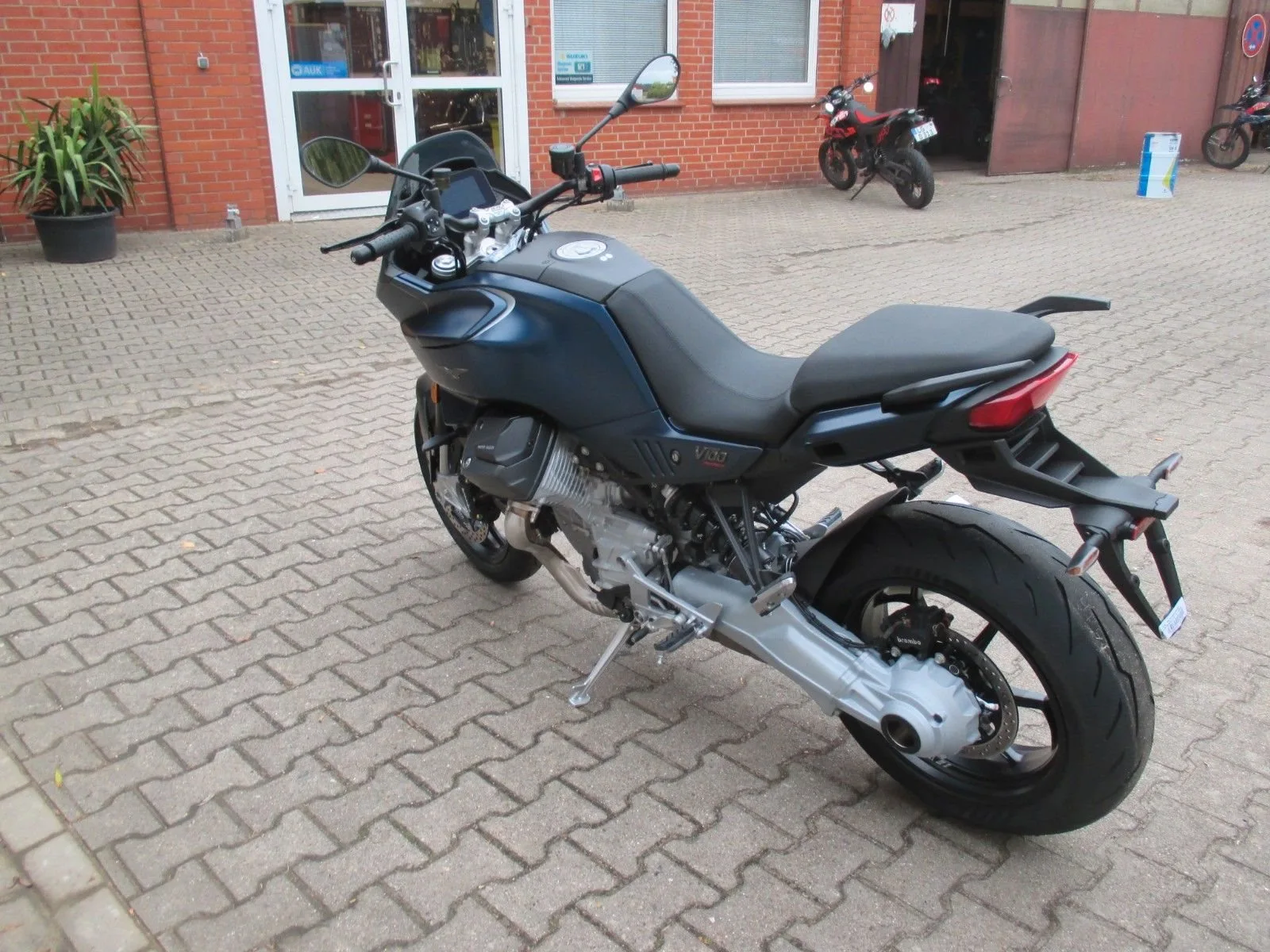 Moto Guzzi V100 Mandello E5+ Blue Oceano 2025