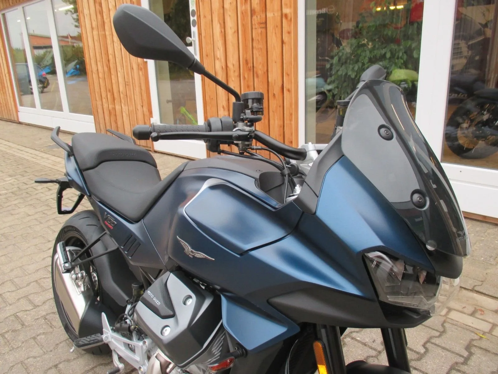 Moto Guzzi V100 Mandello E5+ Blue Oceano 2025