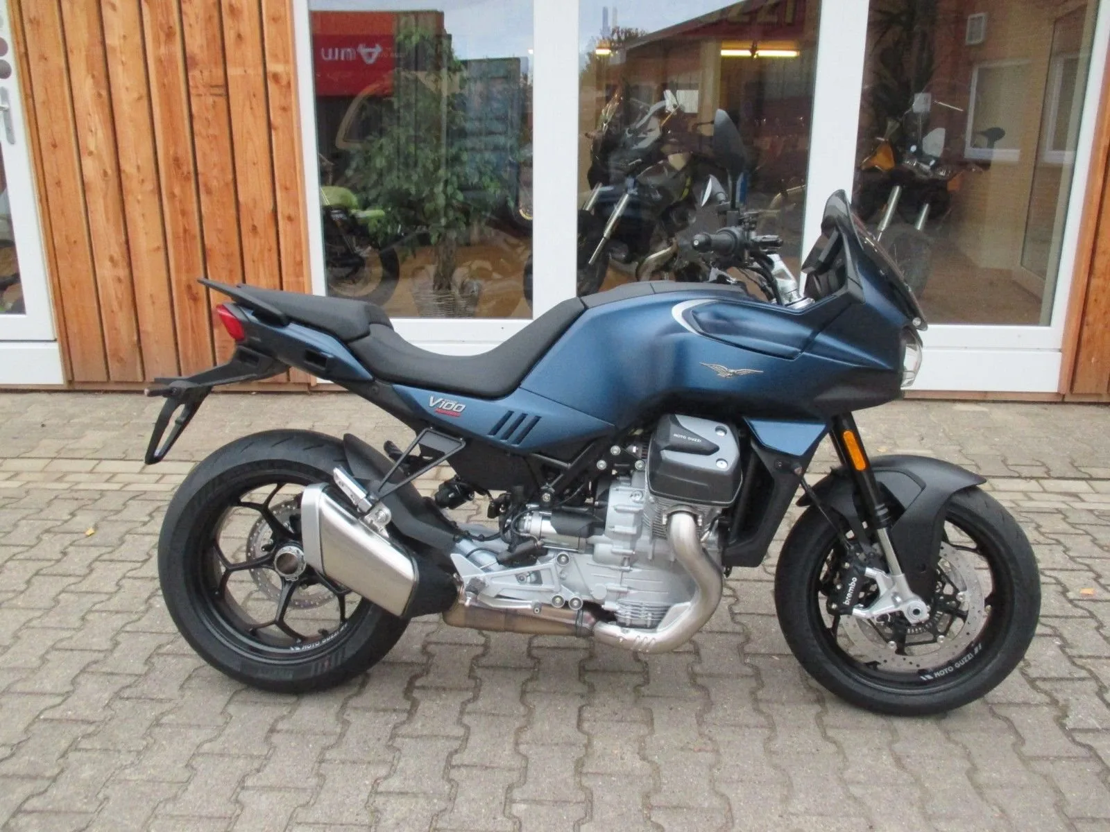 Moto Guzzi V100 Mandello E5+ Blue Oceano 2025