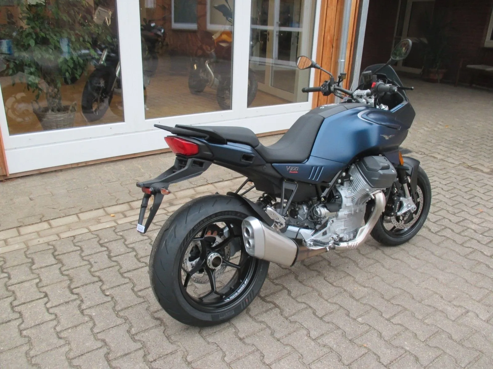Moto Guzzi V100 Mandello E5+ Blue Oceano 2025