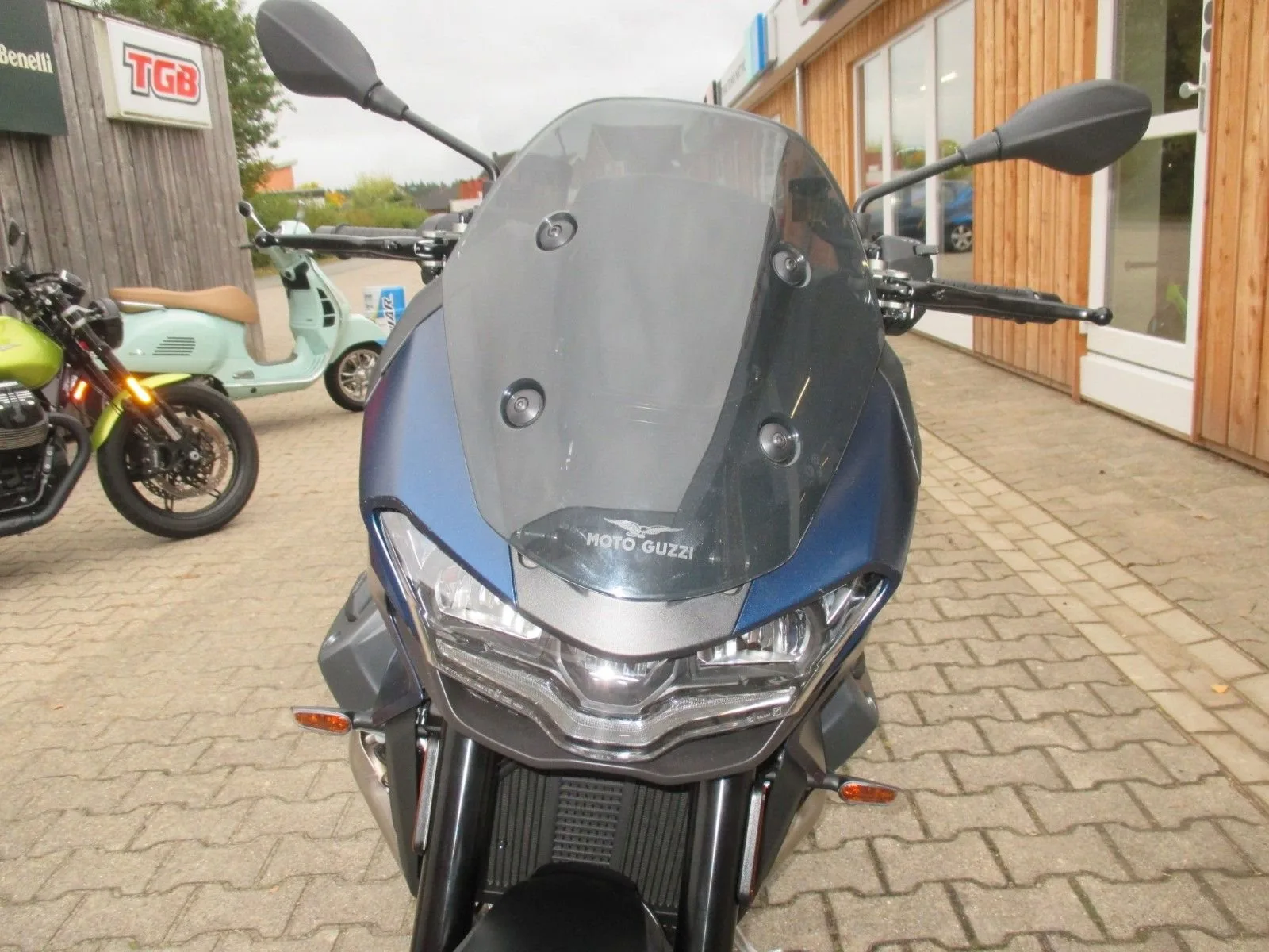Moto Guzzi V100 Mandello E5+ Blue Oceano 2025