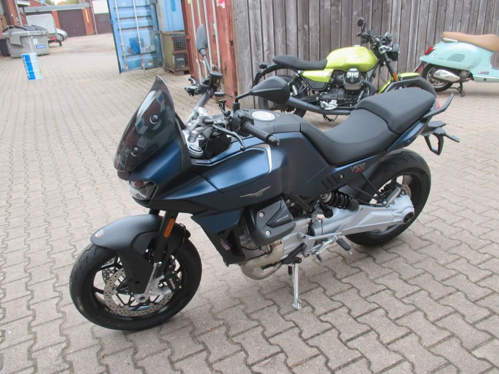 Moto Guzzi V100 Mandello E5+ Blue Oceano 2025