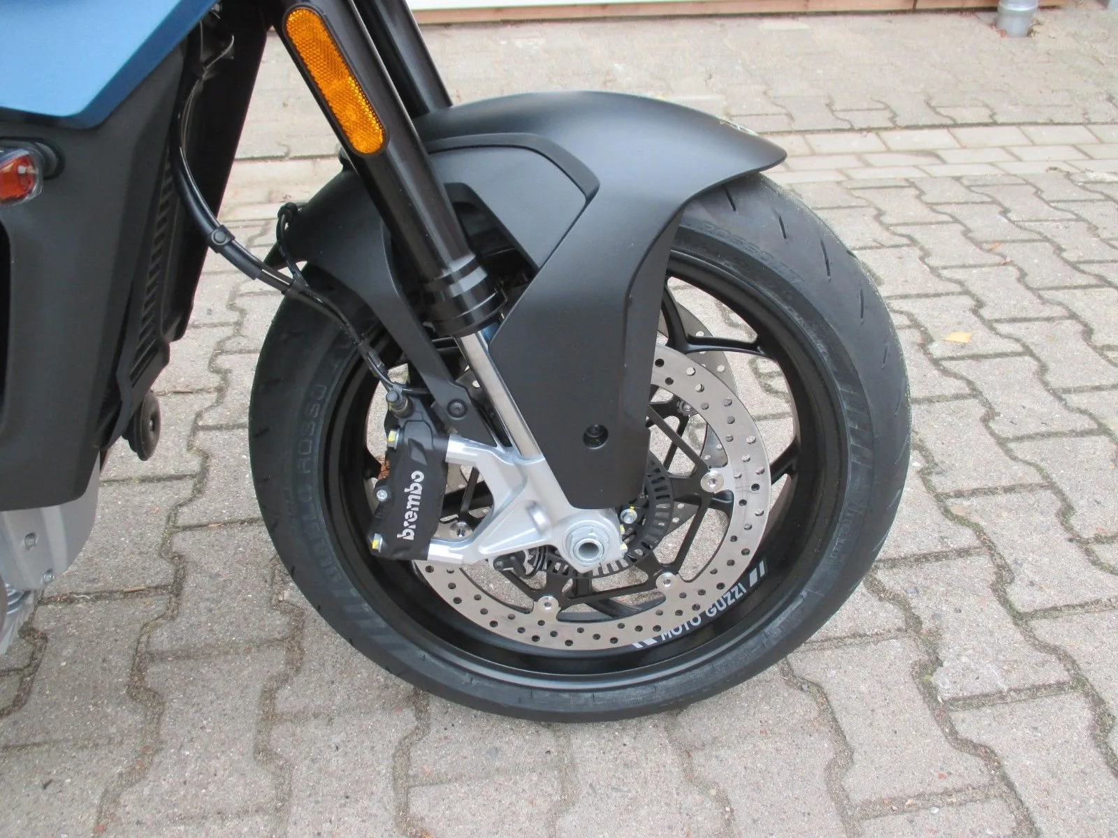 Moto Guzzi V100 Mandello E5+ Blue Oceano 2025