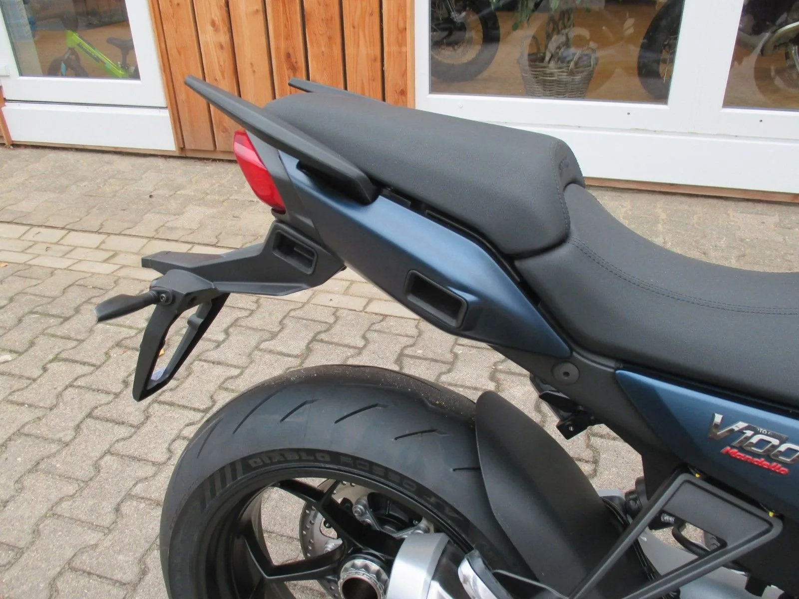 Moto Guzzi V100 Mandello E5+ Blue Oceano 2025