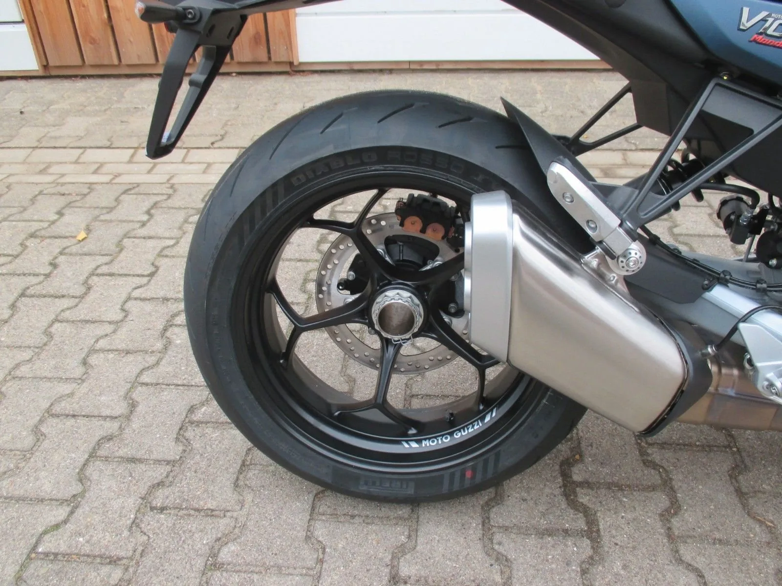 Moto Guzzi V100 Mandello E5+ Blue Oceano 2025