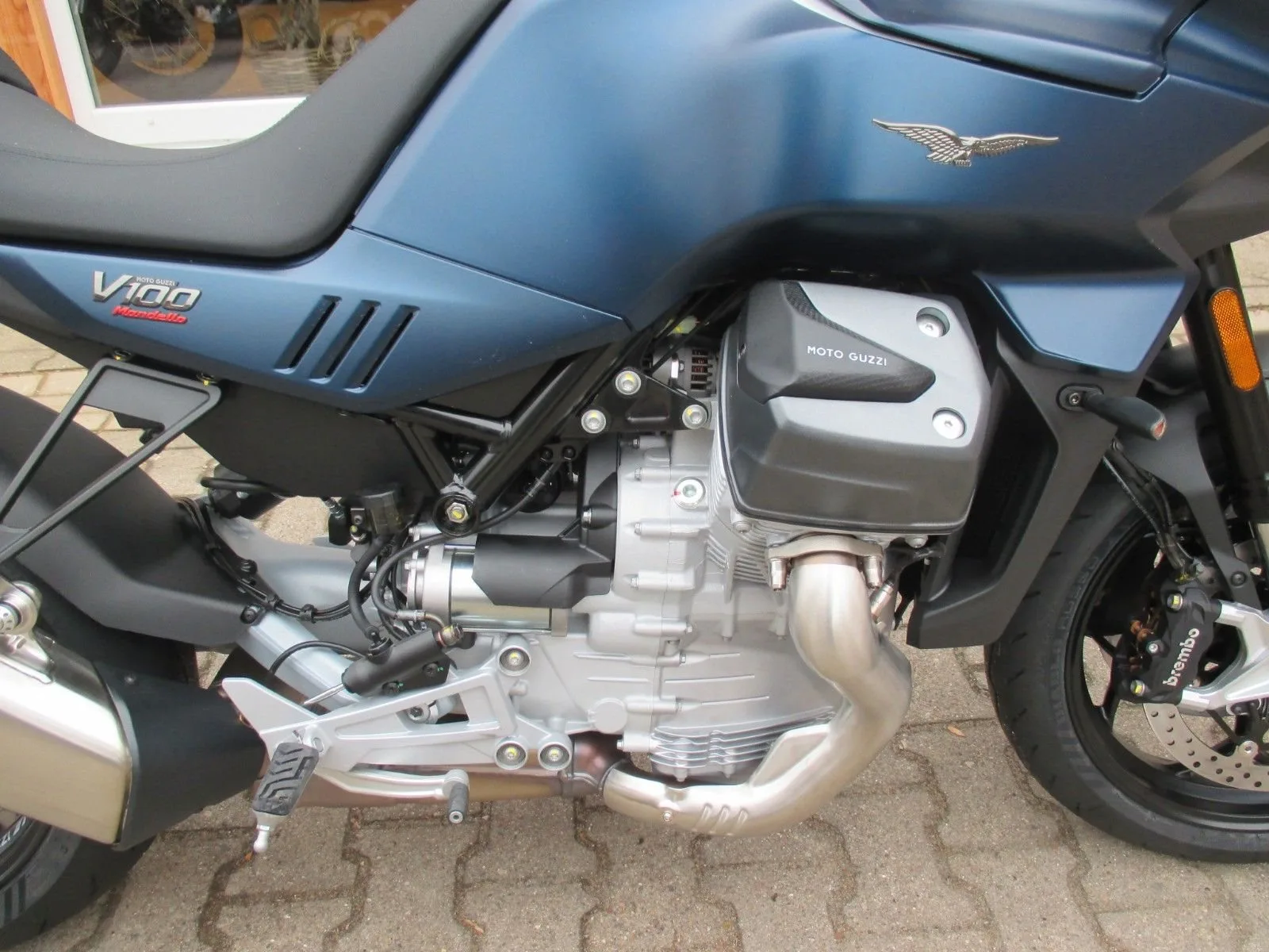 Moto Guzzi V100 Mandello E5+ Blue Oceano 2025