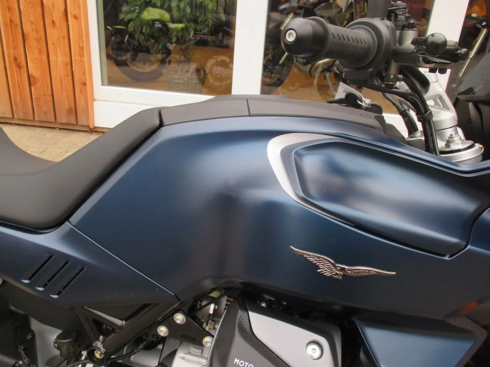 Moto Guzzi V100 Mandello E5+ Blue Oceano 2025