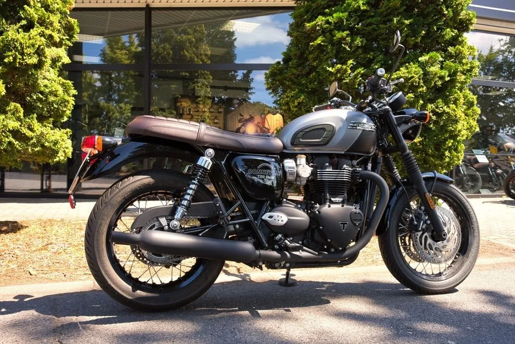 Triumph Bonneville T120 Black