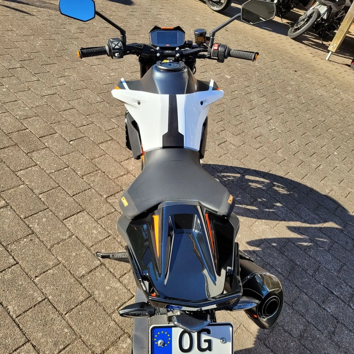 KTM 890 Duke R