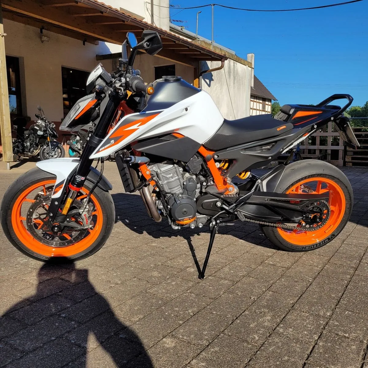 KTM 890 Duke R