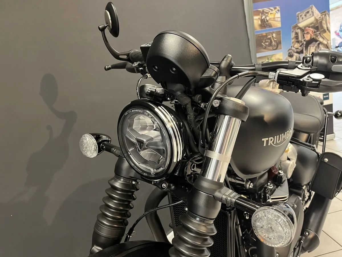 Triumph Bonneville Bobber Black