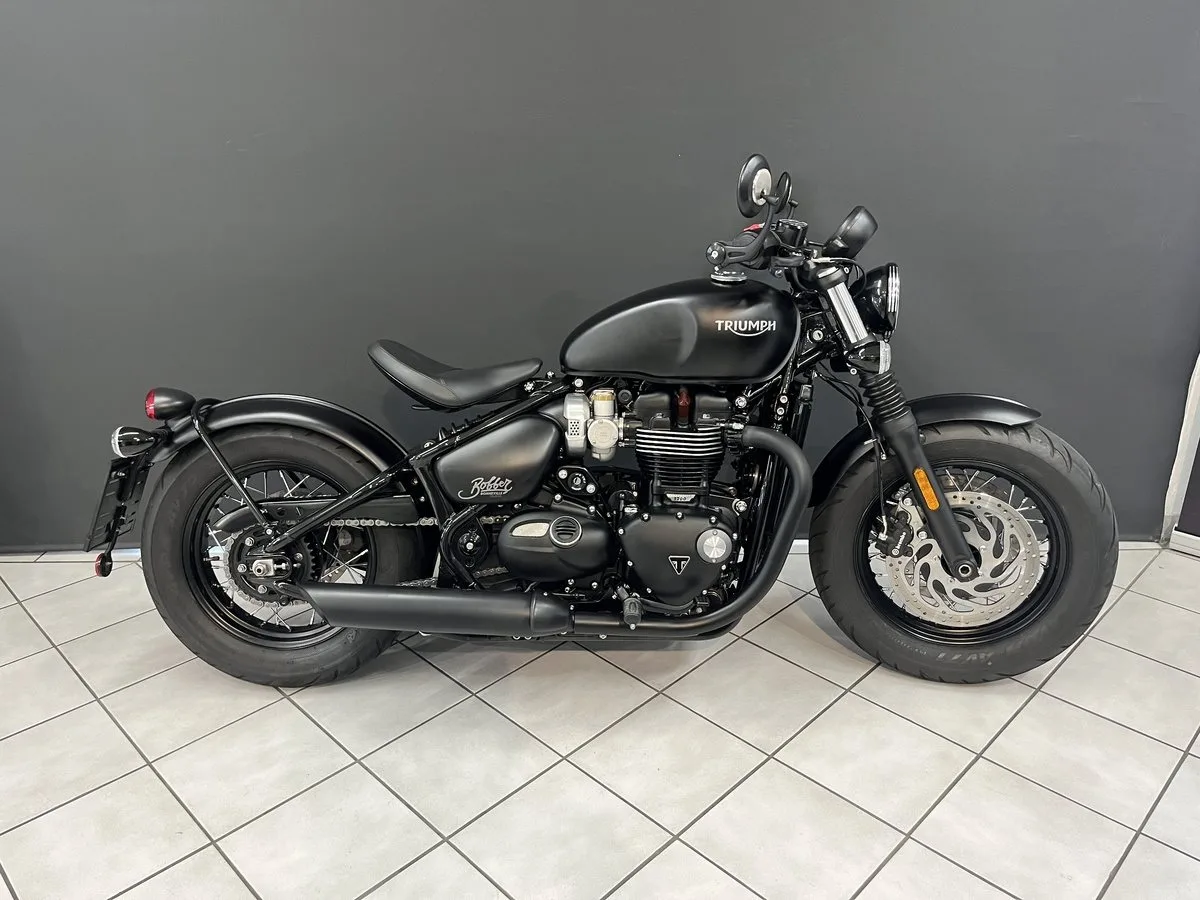 Triumph Bonneville Bobber Black