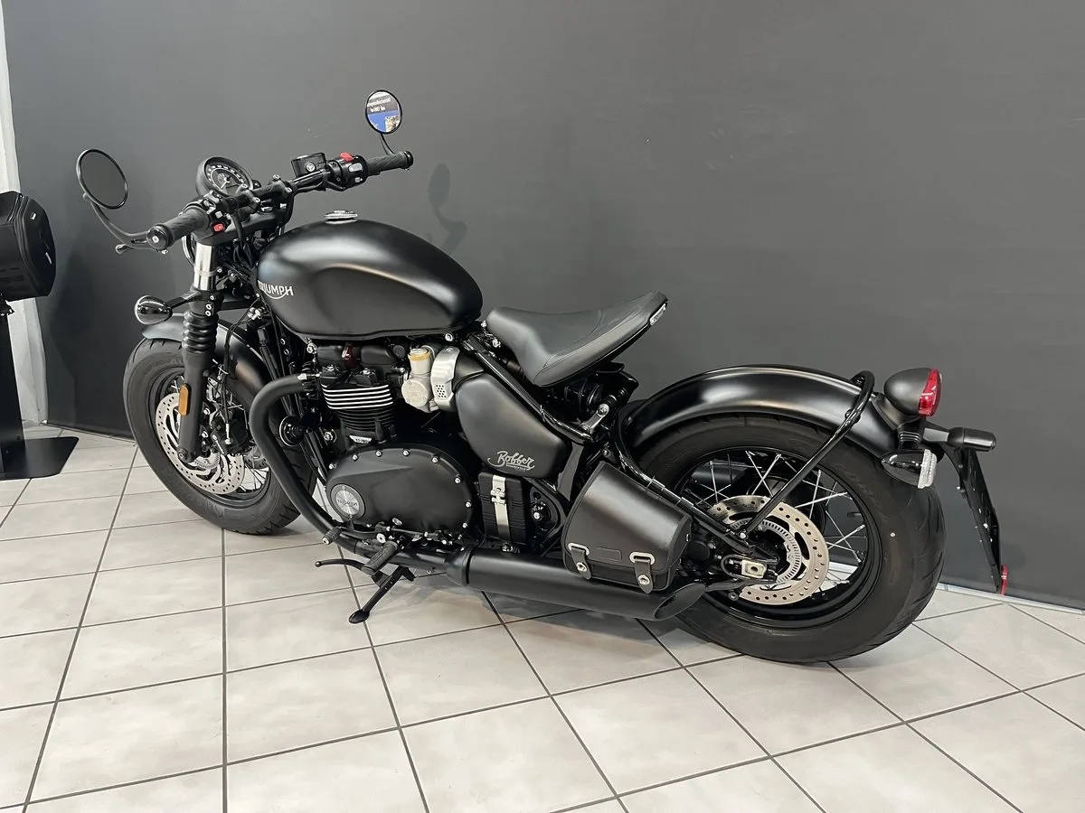 Triumph Bonneville Bobber Black