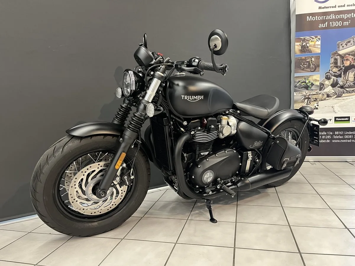 Triumph Bonneville Bobber Black