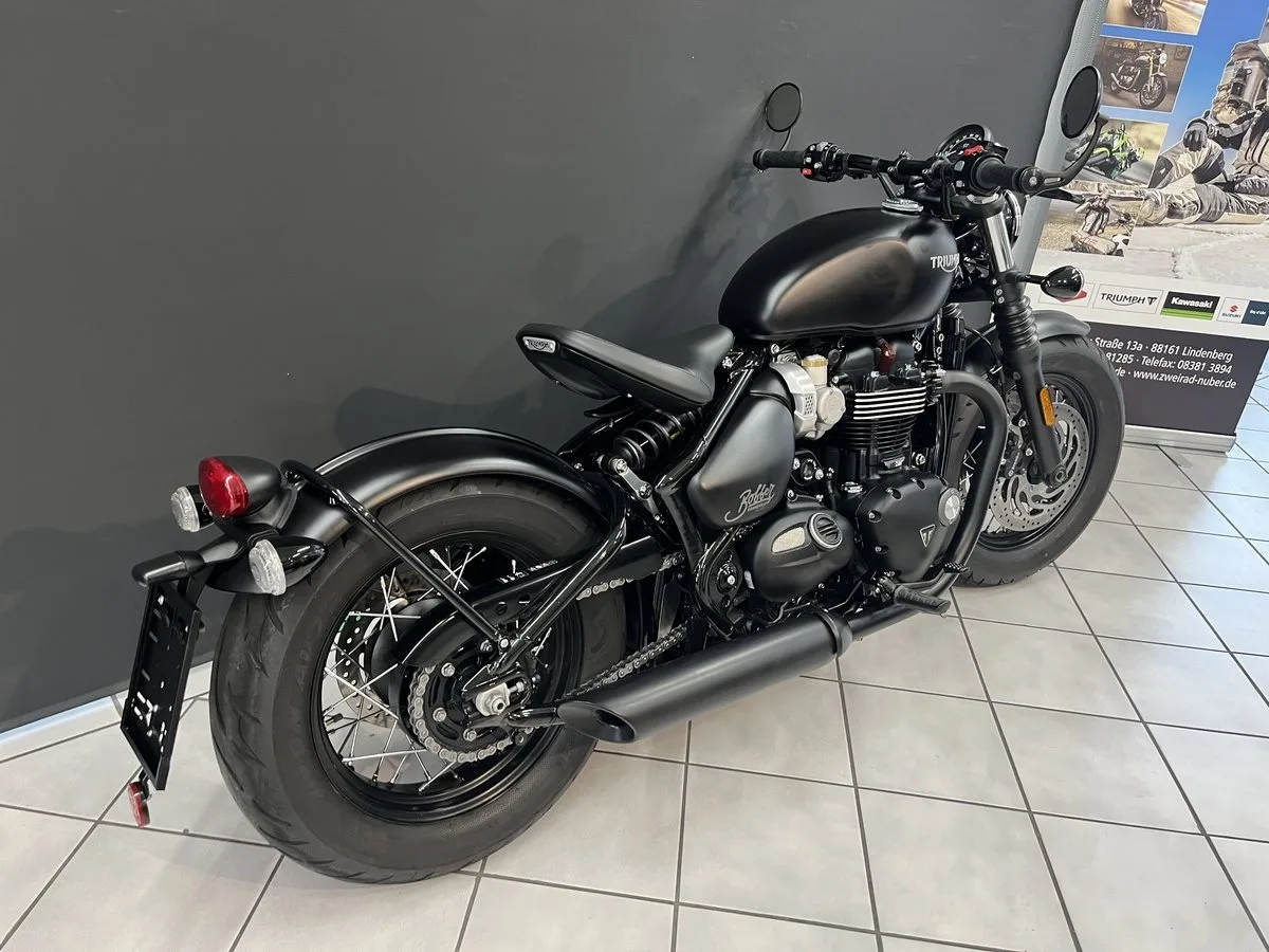 Triumph Bonneville Bobber Black