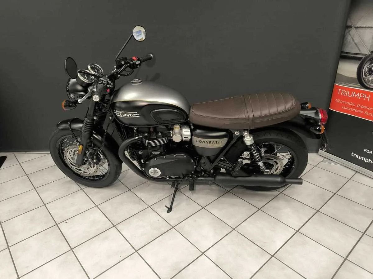 Triumph Bonneville T120 Black Gold Line