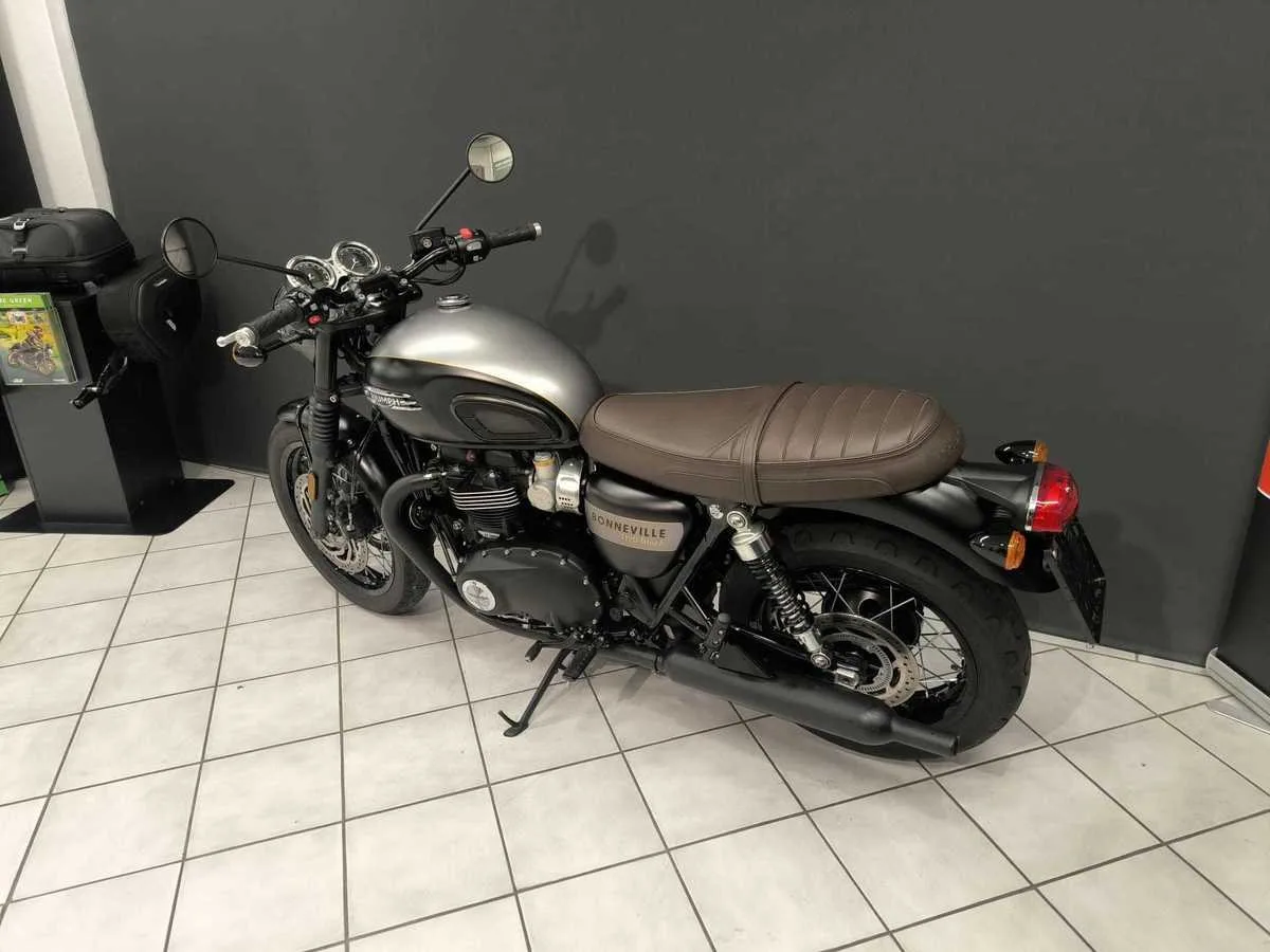 Triumph Bonneville T120 Black Gold Line