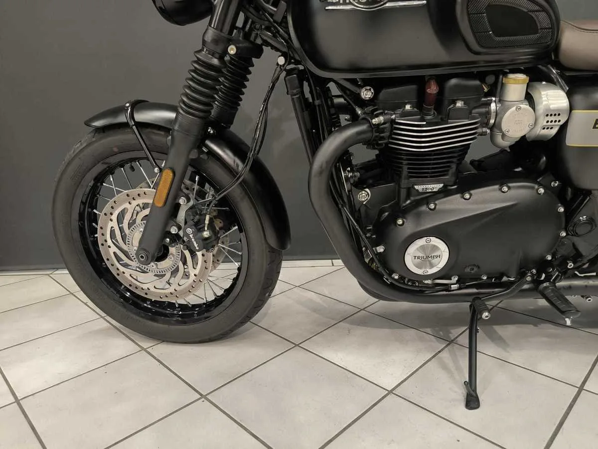 Triumph Bonneville T120 Black Gold Line