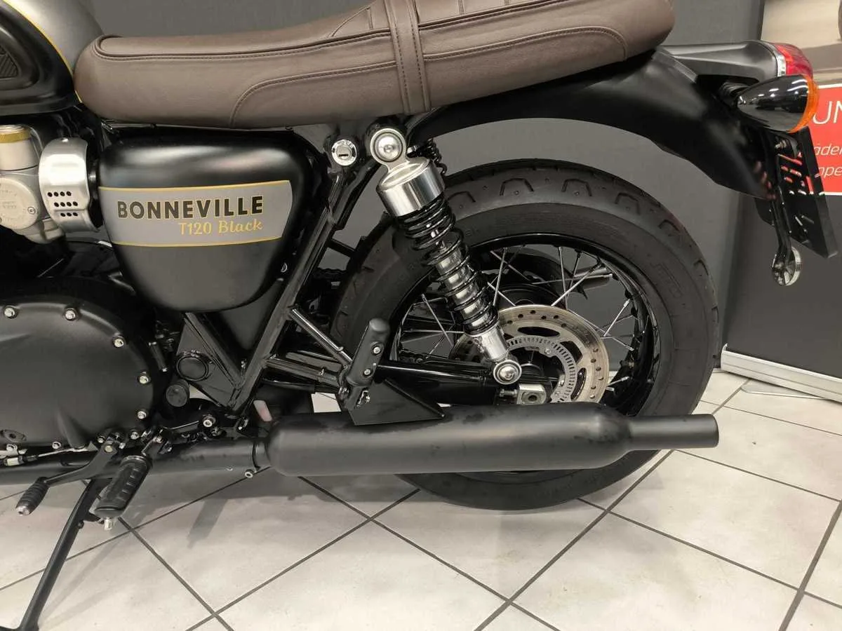 Triumph Bonneville T120 Black Gold Line