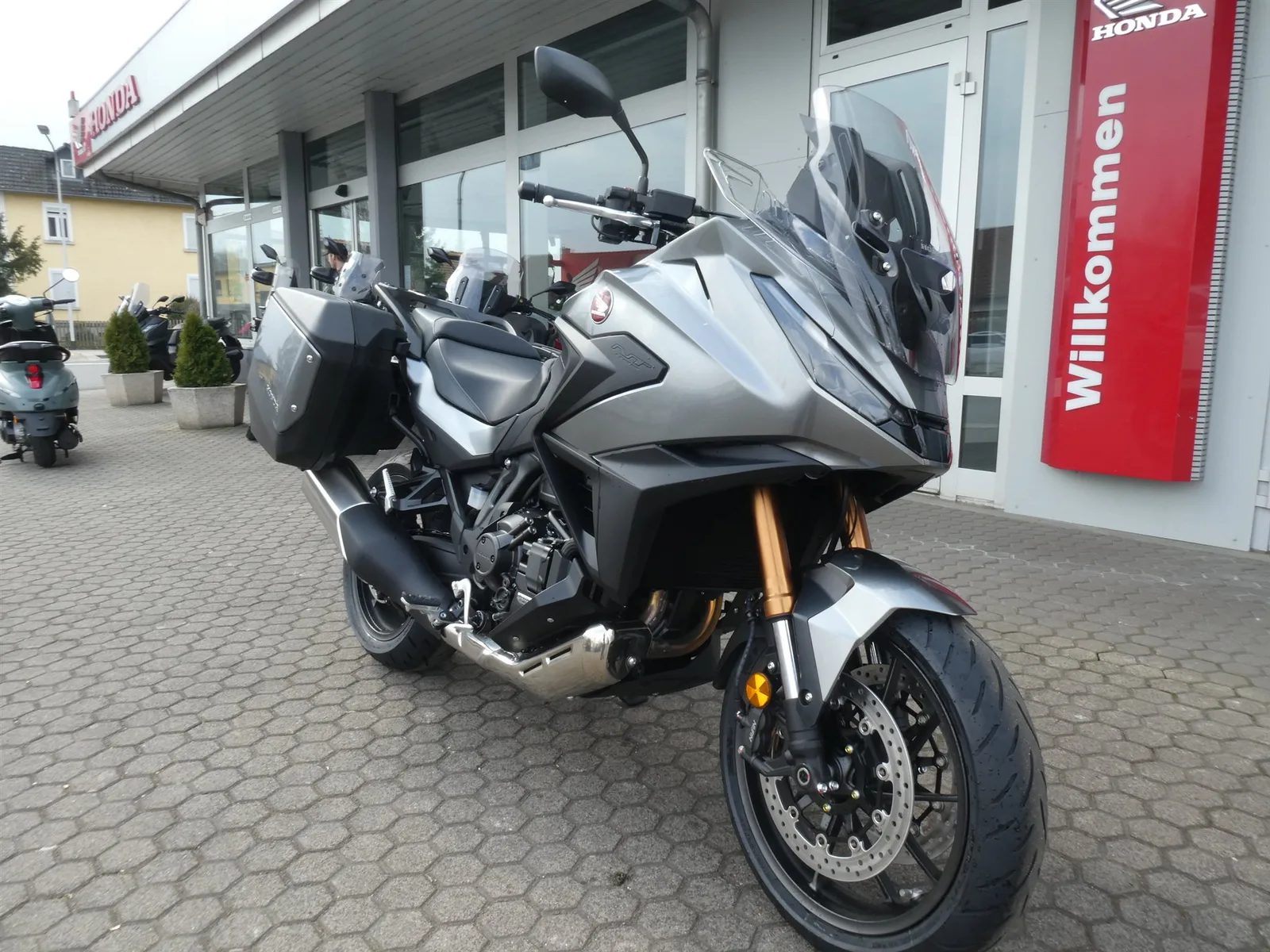 Honda NT1100 DCT Electronic Suspension
