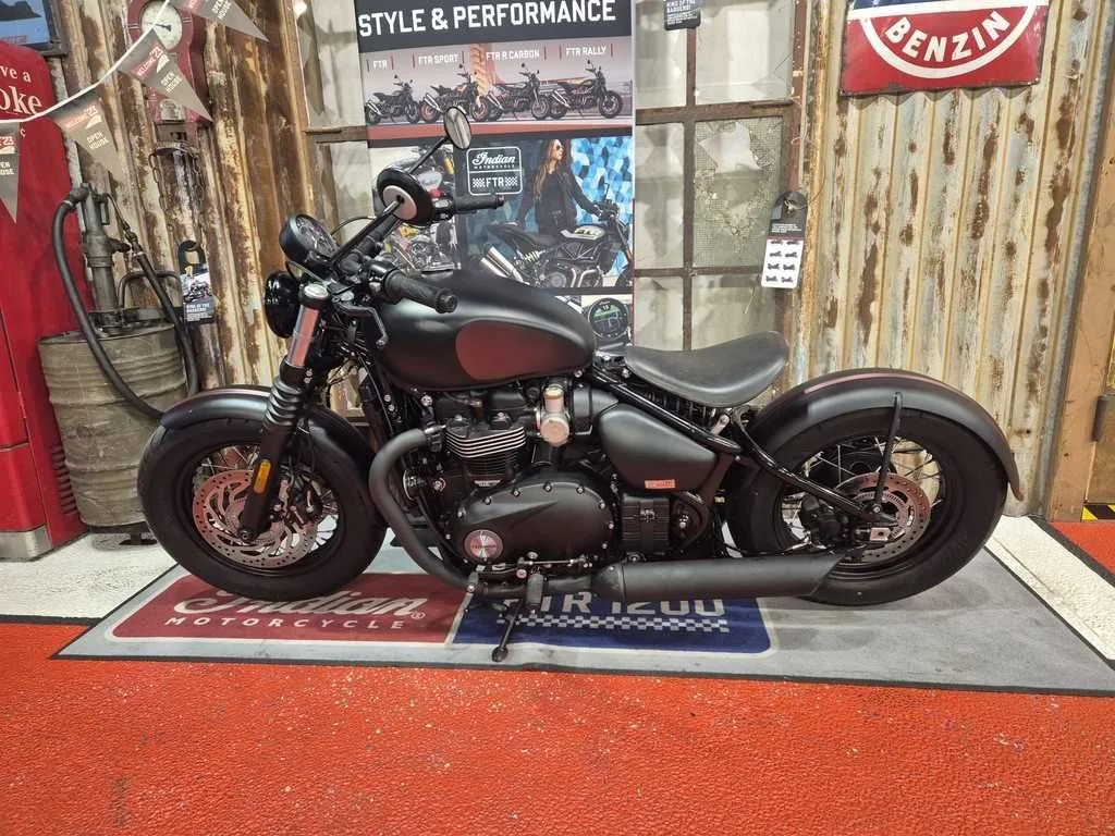 Triumph Bonneville Bobber Black