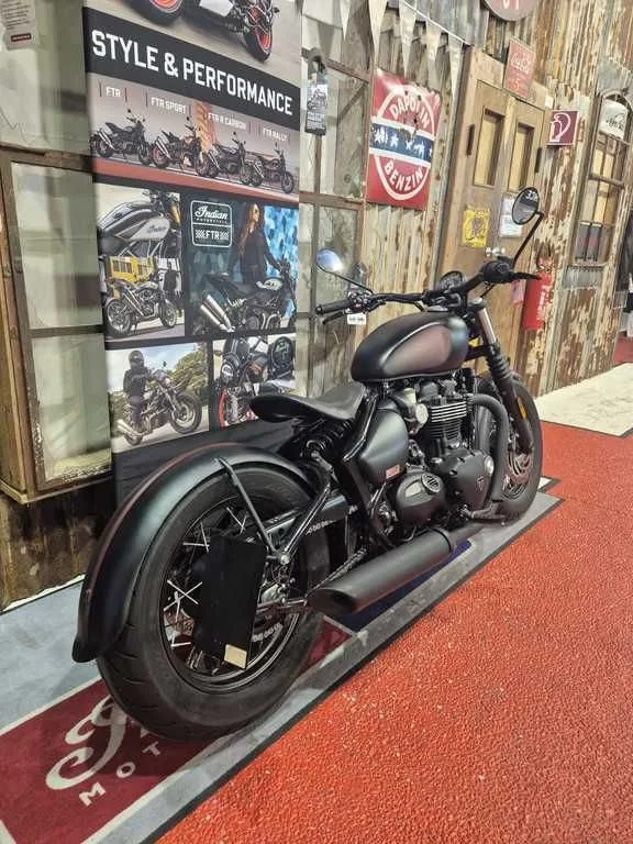 Triumph Bonneville Bobber Black