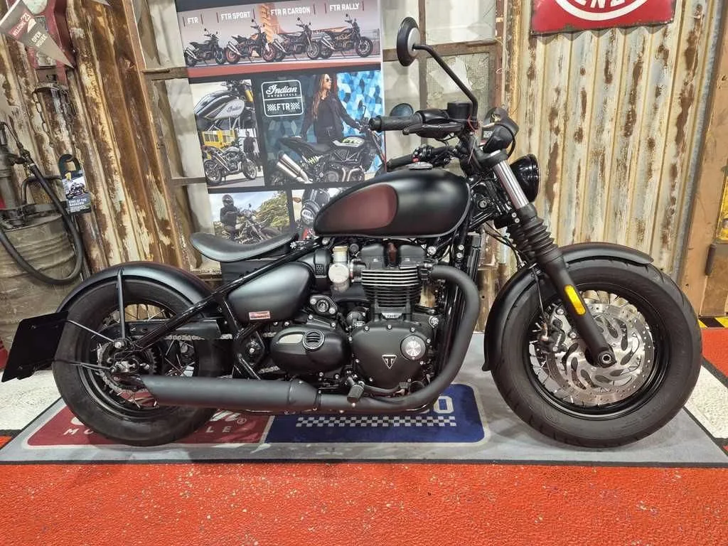 Triumph Bonneville Bobber Black