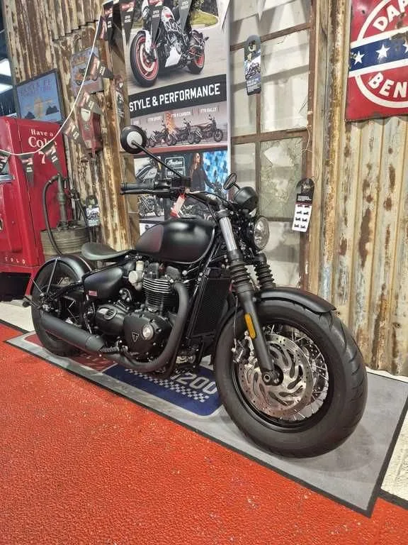 Triumph Bonneville Bobber Black
