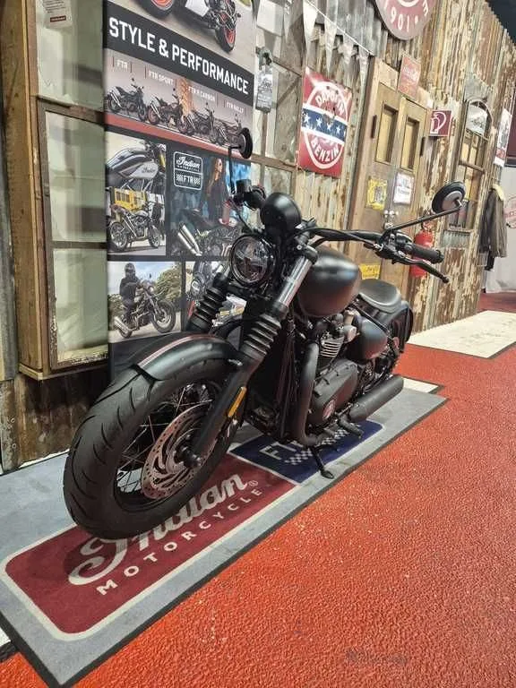 Triumph Bonneville Bobber Black