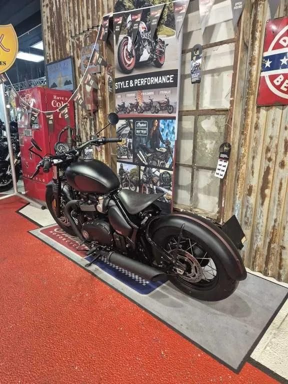 Triumph Bonneville Bobber Black