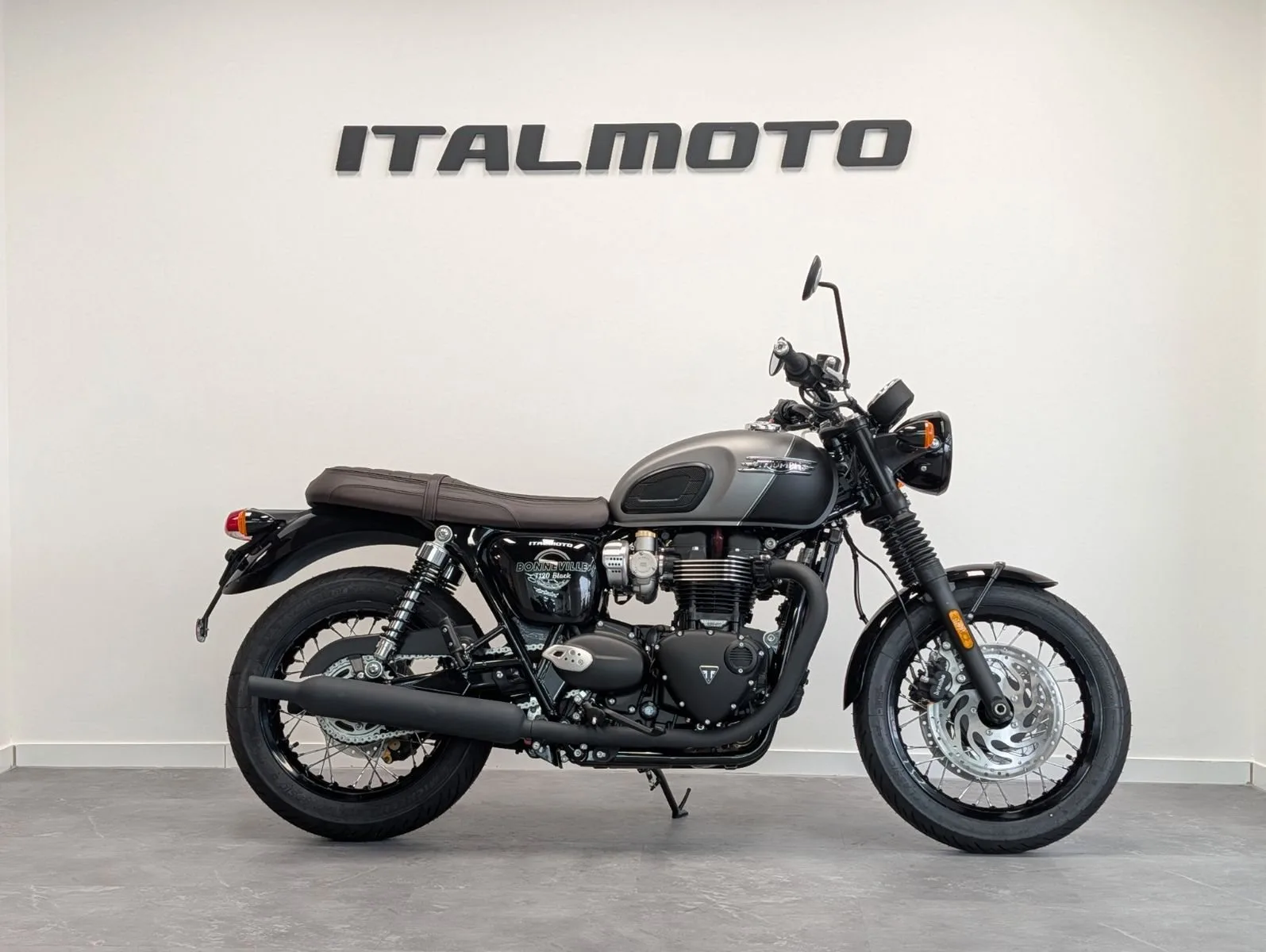 Triumph Bonneville T120 Black