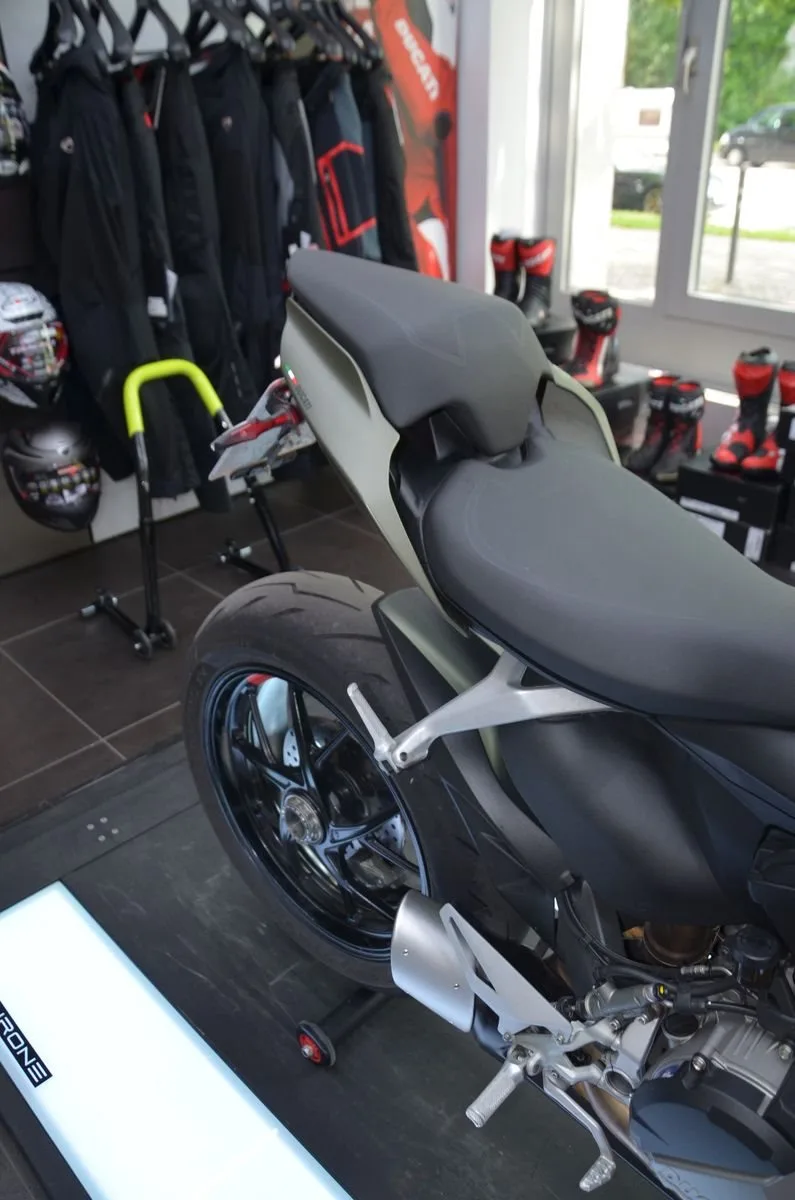 Ducati Streetfighter V2