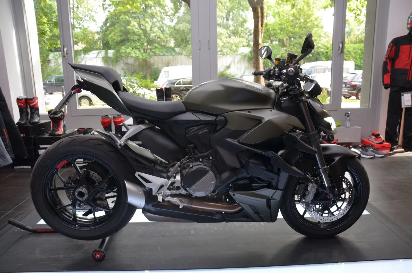 Ducati Streetfighter V2
