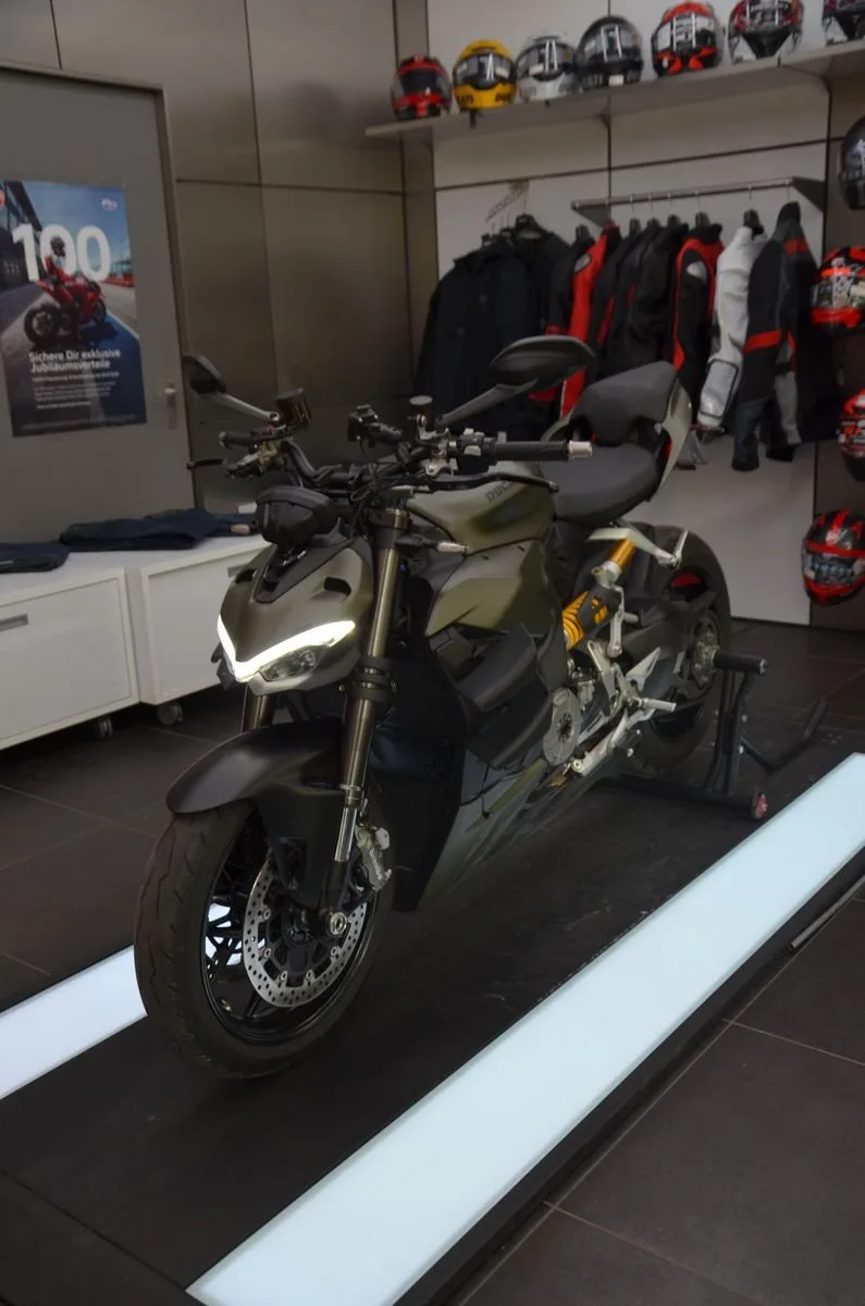 Ducati Streetfighter V2