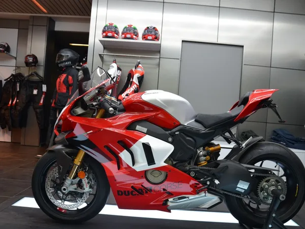 Ducati Panigale V4 R Superbike Neu