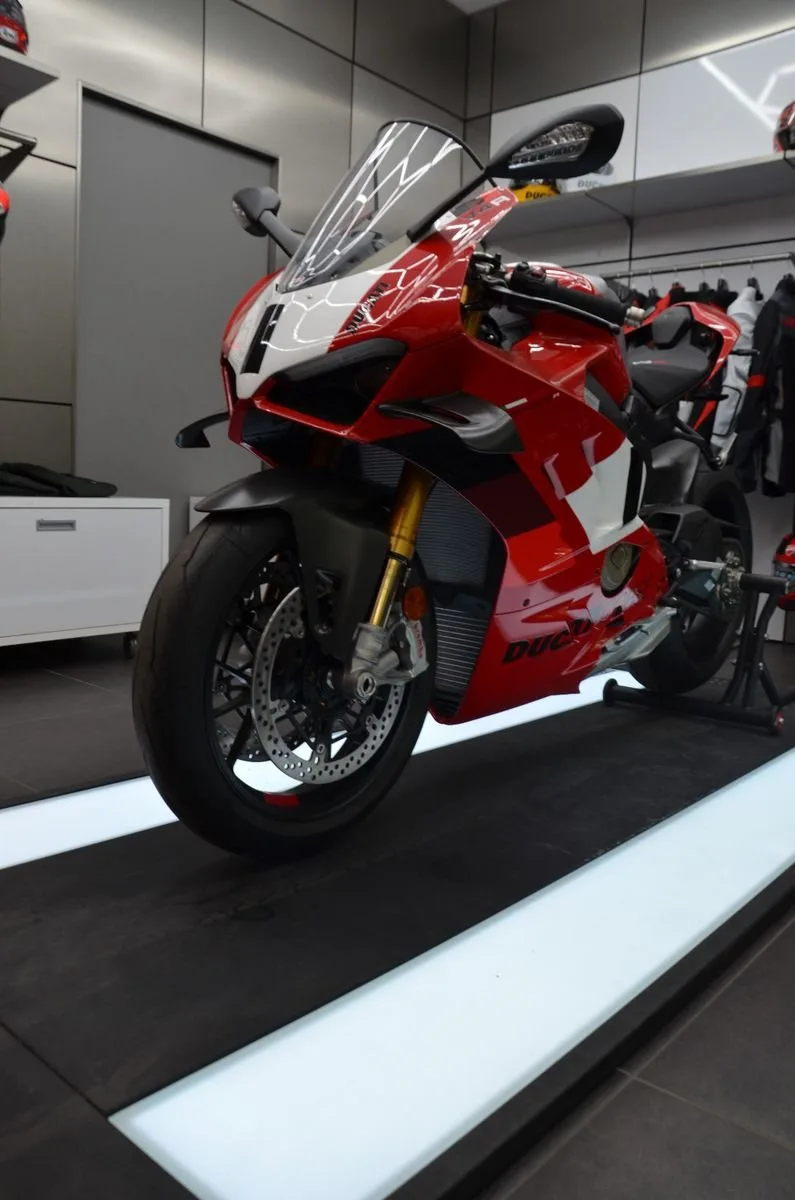 Ducati Panigale V4 R Superbike Neu