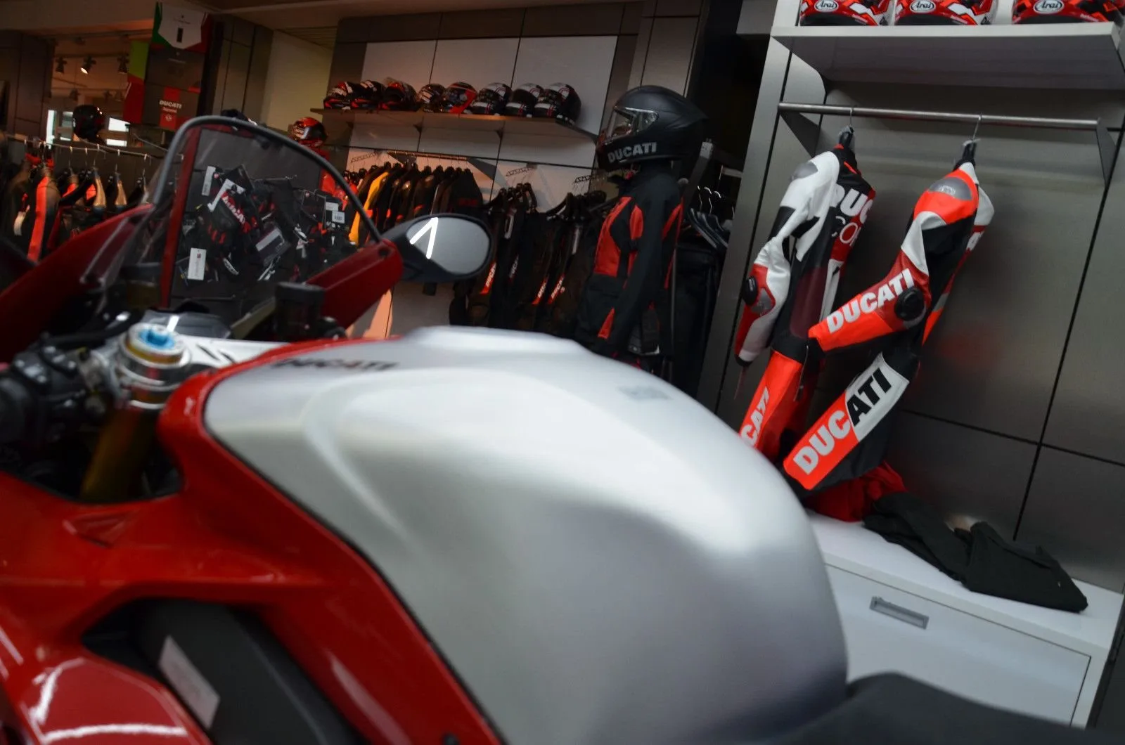Ducati Panigale V4 R Superbike Neu