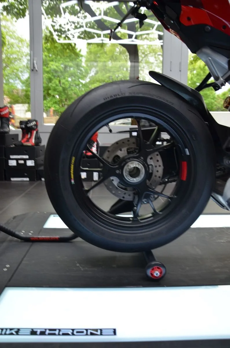 Ducati Panigale V4 R Superbike Neu