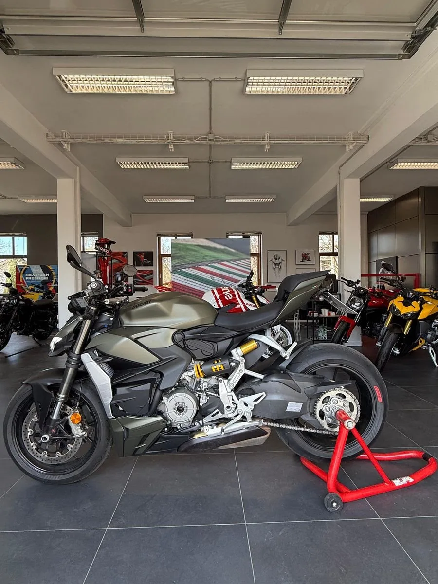 Ducati Streetfighter V2