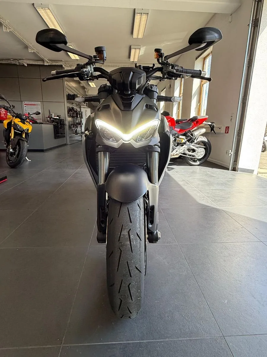 Ducati Streetfighter V2