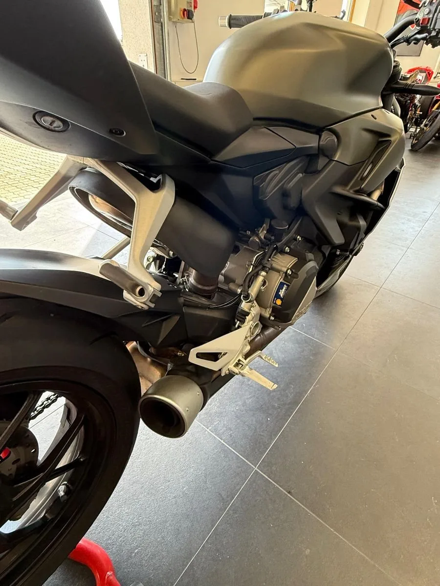 Ducati Streetfighter V2