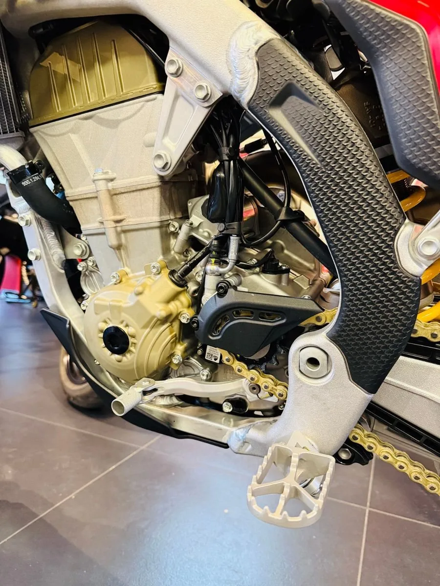 Ducati Desmo450 MX Factory