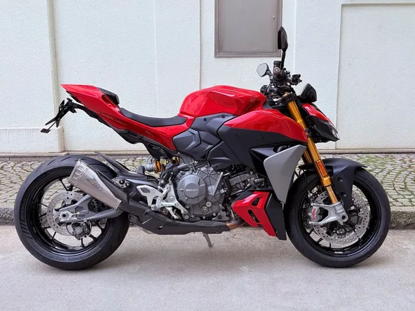 Ducati Streetfighter V2 S