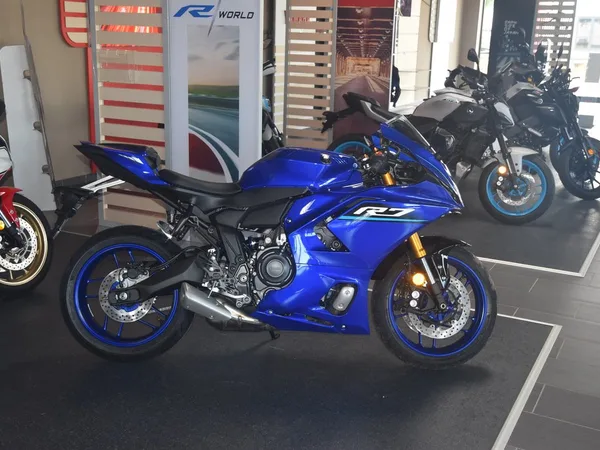 Yamaha R7