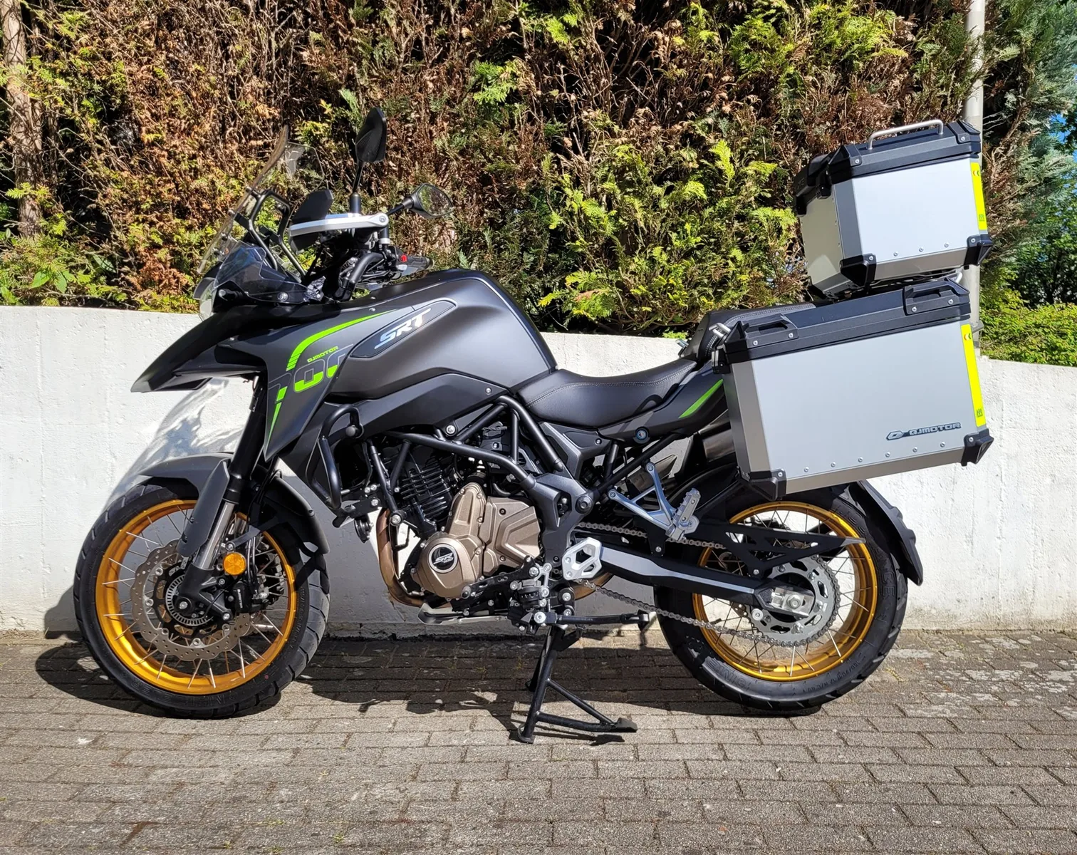 QJ Motor SRT 700 X Pro Touring