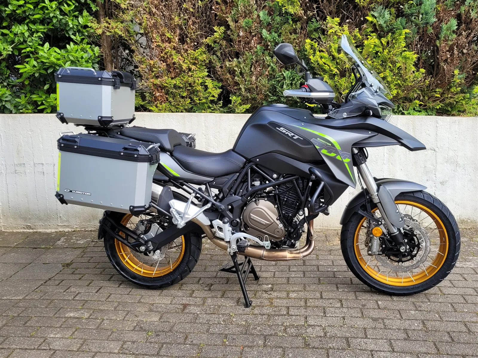 QJ Motor SRT 700 X Pro Touring