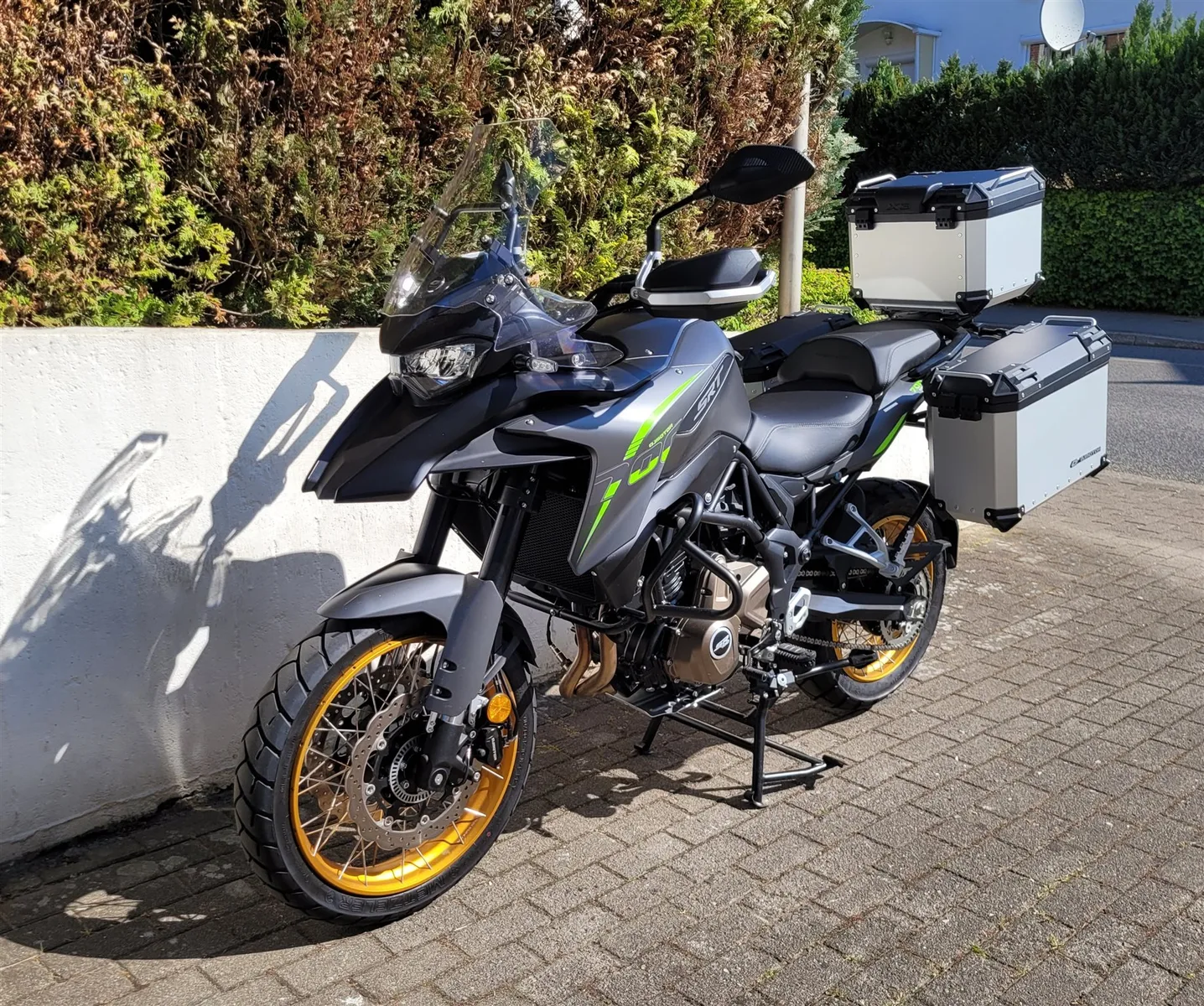 QJ Motor SRT 700 X Pro Touring